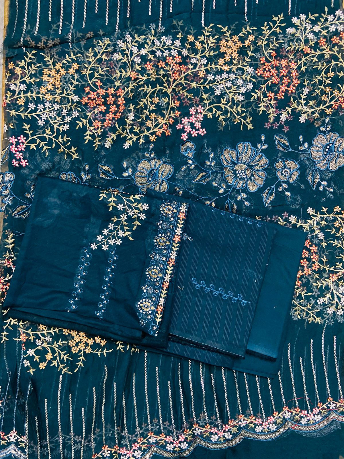 Luxury Lawn 3pc Embroidered | Design 2