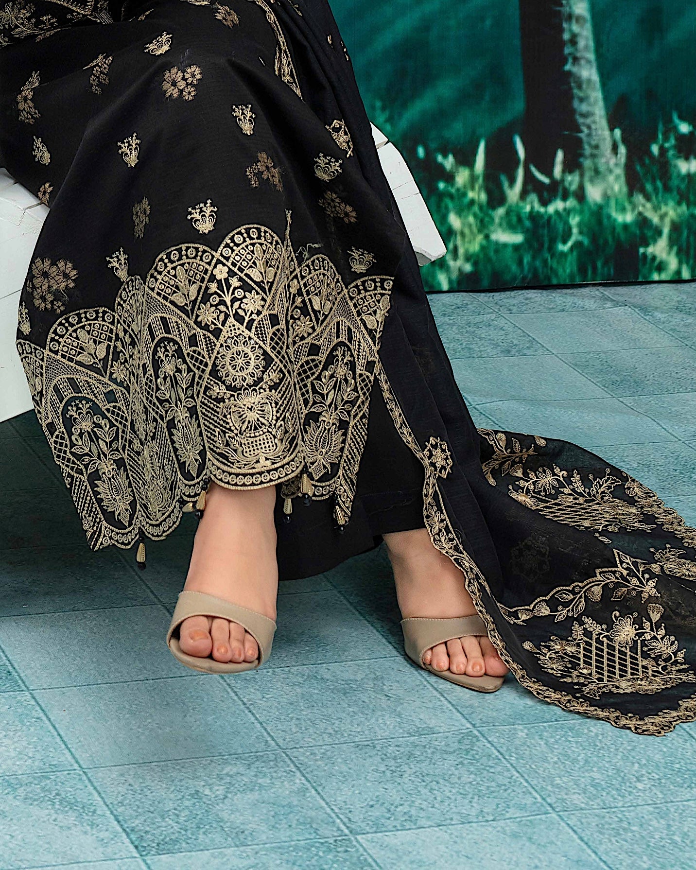Gullerukh Baroshia | Embroidered Lawn Makhmal Dupatta | Design 1