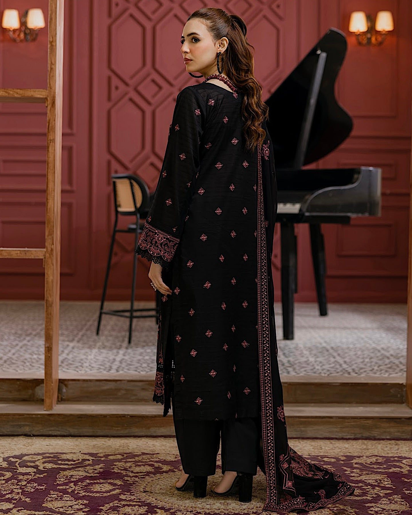 Aalaya Gulnaar | Embroidered Lawn Crinkle Dupatta | Design 6