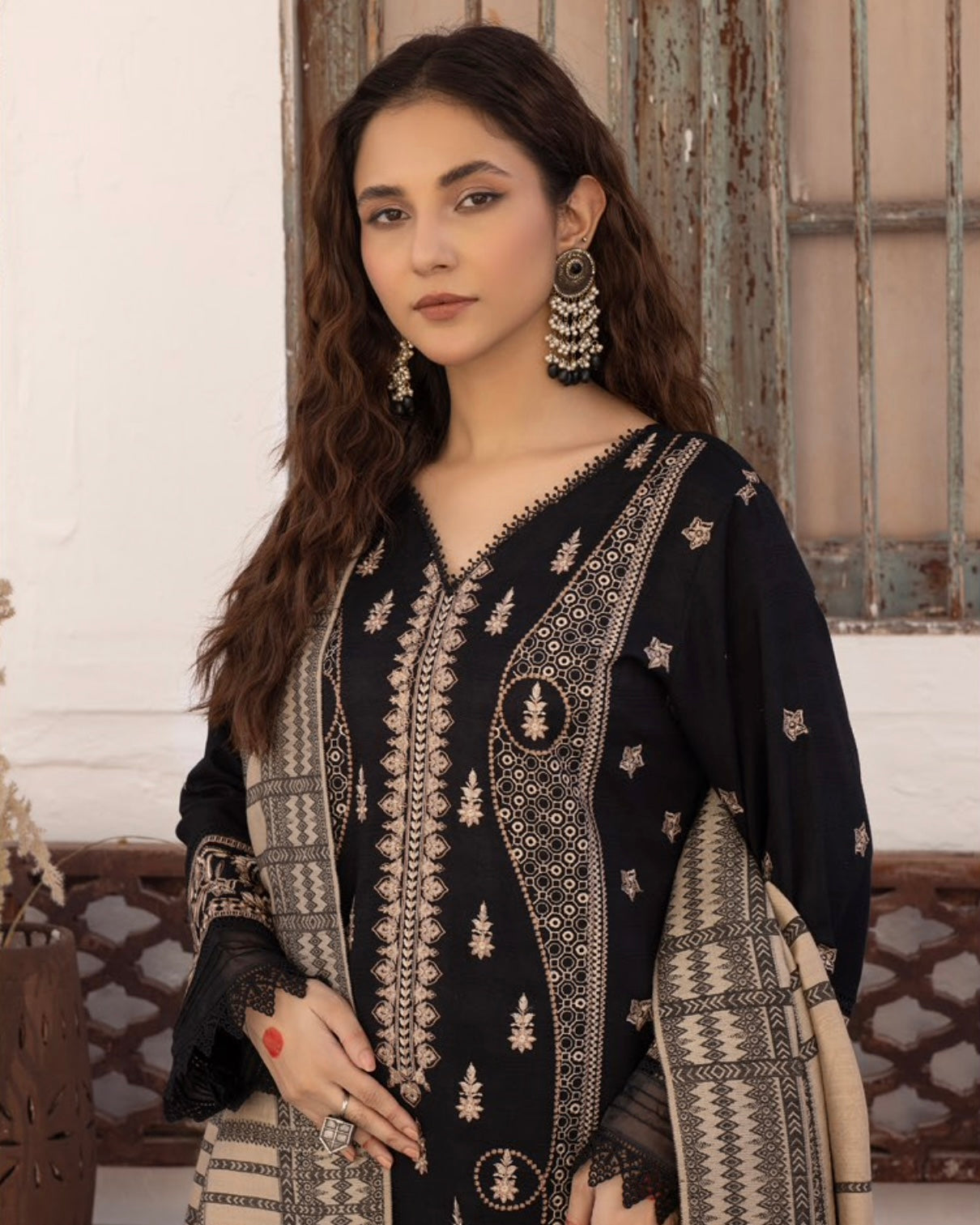Aalaya Bikhray Moti | Design 1