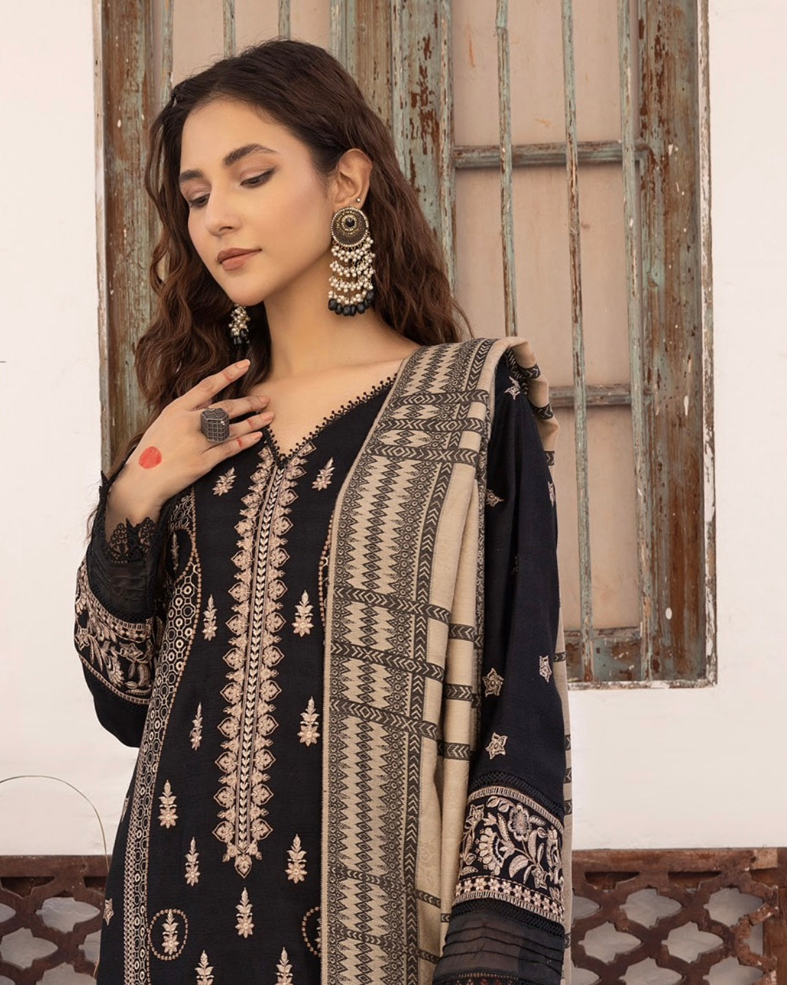 Aalaya Bikhray Moti | Design 1