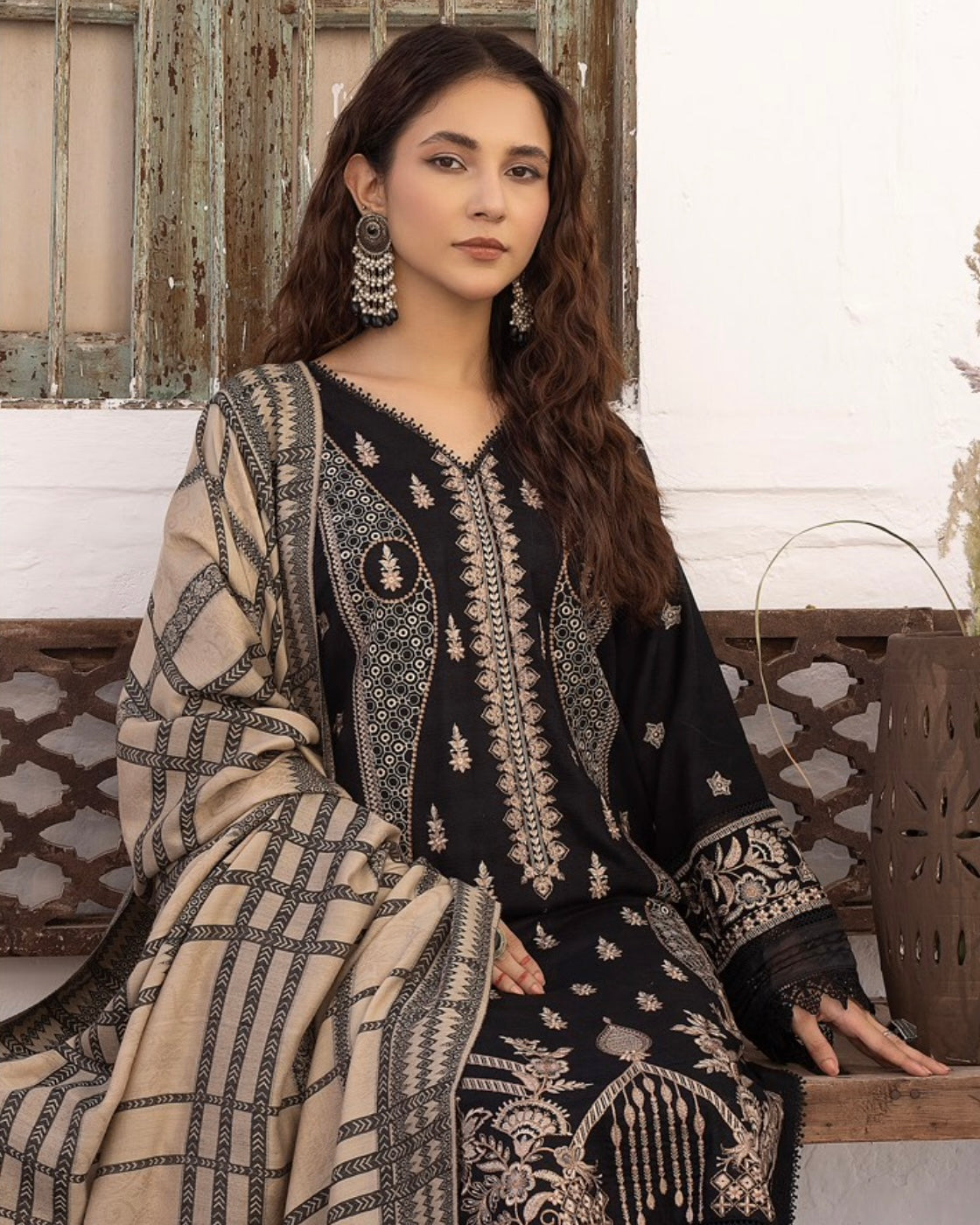 Aalaya Bikhray Moti | Design 1