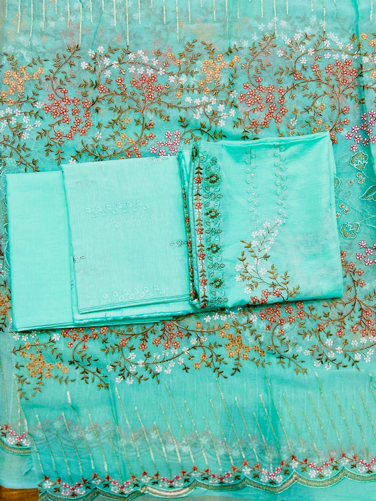 Luxury Lawn 3pc Embroidered | Design 4